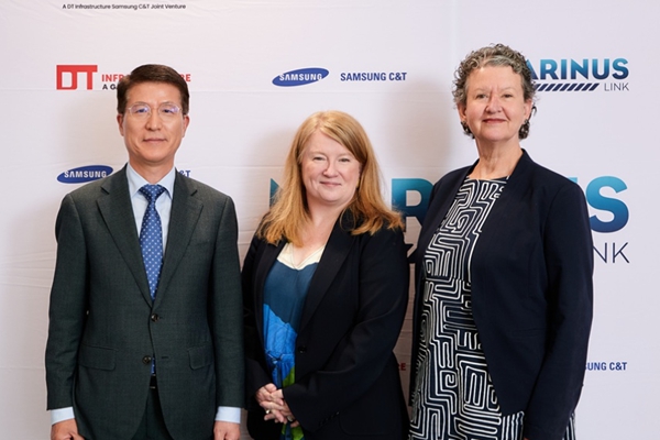 삼성물산 건설부문이 호주에 고압 송전 시설을 짓는 4700억 원 규모의 공사를 따냈다. 사진은 호주 마리너스링크 HVDC 사업 서명식에 참석한 오세철 삼성물산 대표이사 사장(왼쪽), 스테파니 맥그리거 마리너스링크 CEO(가운데), 샌드라 갬블 마리너스링크 회장(오른쪽). ⓒ삼성물산