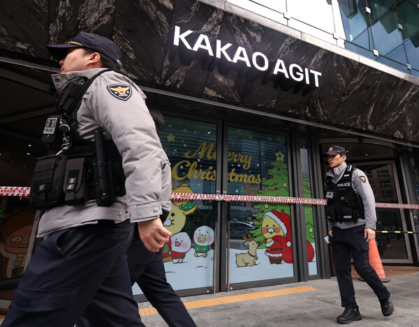 15일&nbsp; 카카오 판교 아지트에서 경찰 관계자들이 건물을 통제하는 모습.&nbsp;ⓒ뉴스1&nbsp;