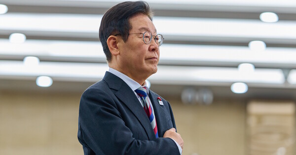 이재명 대통령이 18일 서울 용산구 국방부에서 열린 국방부·국가보훈부 업무보고에서 국민의례를 하고 있다. ⓒ 대통령실