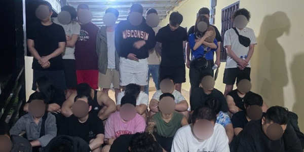 한국-캄보디아 '코리아 전담반'을 통해&nbsp;검거된 범죄 혐의자들. ⓒ뉴스1