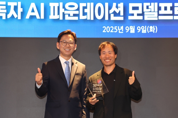 카카오가 다음을 운영하는 자회사 AXZ를 업스테이지에 매각한다. 사진은 9월9일 독자 AI 파운데이션 모델 프로젝트 착수식에 참석한 김성훈 업스테이지 대표(오른쪽). ⓒ뉴스1