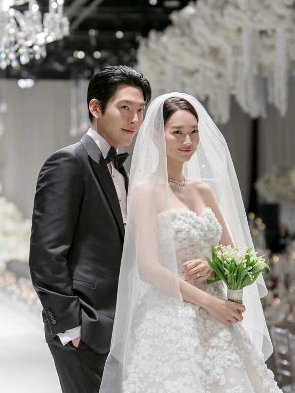 “공양미 머리에 이고…” 김우빈 암투병 당시 신민아가 직접 한 일 : 법륜스님 주례사에서 전부 공개됐다