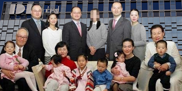 앞줄왼쪽 부터 이준용 DL그룹 명예회장, 장녀 이진숙씨,막내딸 이윤영씨, 고 한경진 여사. 뒷줄 왼쪽부터 차남 이해승씨, 둘째 며느리 김경애씨, 삼남 이해창 켐택 대표이사, 셋째 며느리였던 최영윤(이혼)씨, 장남 이해욱 DL그룹 회장, 첫째 며느리 김선혜씨. 앞줄 아이들은 이 명예회장의 손주들. ⓒ 허프포스트코리아