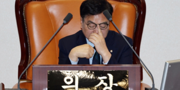 우원식 국회의장이 23일 국회 본회의에서&nbsp;최수진 국민의힘 의원이 필리버스터를 진행하고 있는 가운데&nbsp;안경을 고쳐쓰고 있다. ⓒ뉴스1