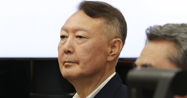 윤석열 전 대통령이 2025년 9월26일 서울 서초동 서울중앙지법에서 열린 특수공무집행방해 혐의 재판에 출석해 자리하고 있다. ⓒ 뉴스1