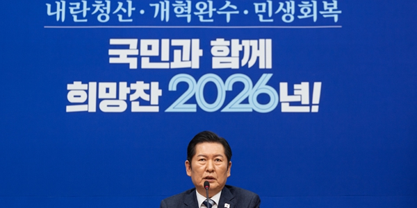 정청래 더불어민주당 대표가 26일 국회에서 열린 기자회견에서 질의응답을 진행하고 있다. ⓒ뉴스1