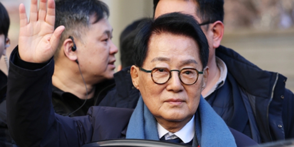 박지원 더불어민주당 의원이 26일 오후 서울 서초구 서울중앙지방법원에서 열린 '서해피격 은폐 의혹' 1심 선고 공판에서 무죄를 선고받은 후 지지자들에게 인사하고 있다.&nbsp; 박 의원은&nbsp;서해 공무원 피격 사건 '은폐 시도' 및 '월북 몰이' 혐의로 기소됐다. ⓒ뉴스1