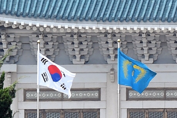 대통령 집무실이 청와대로 공식 이전함에 따라 29일 오전 0시 봉황기가 청와대에 게양된다. ⓒ뉴스1