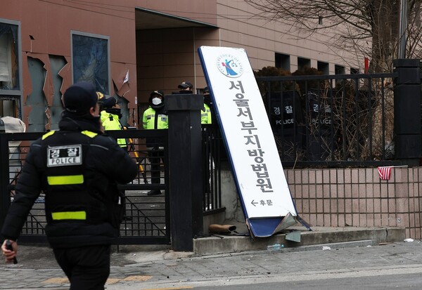 1월 19일 새벽 윤석열 전 대통령 지지자들이 서울서부지법에 침입해 난동을 부린 현장.&nbsp;ⓒ뉴스1&nbsp;