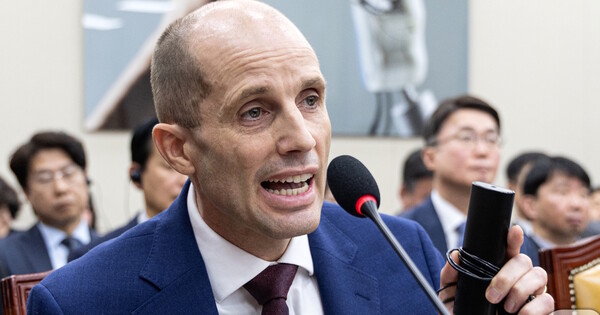 해롤드 로저스 쿠팡 대표이사가 30일 서울 여의도 국회에서 열린 제430회국회(임시회) 쿠팡 침해사고 및 개인정보 유출, 불공정 거래, 노동환경 실태 파악과 재발방지 대책 마련을 위한 연석 청문회에 출석해 최민희 위원장의 동시통역기 착용 지시에 답변하고 있다. ⓒ 뉴스1