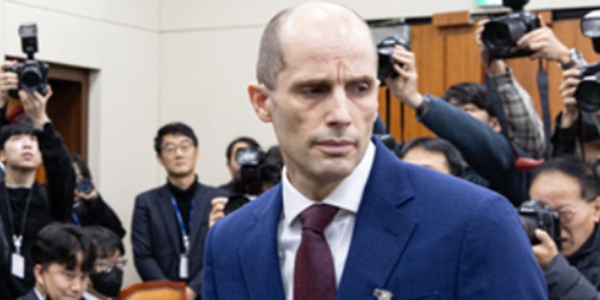 해럴드 로저스 쿠팡 대표이사가 30일 국회에서 열린 쿠팡 연석청문회에 참석해 자리를 찾고 있다. ⓒ뉴스1