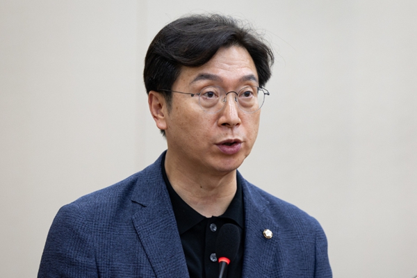 강민국 국민의힘 의원이 7월30일 서울 여의도 국회에서 열린 제427회 국회(임시회) 제2차 전체회의에서 법률안 심사 결과를 보고하고 있다. ⓒ뉴스1