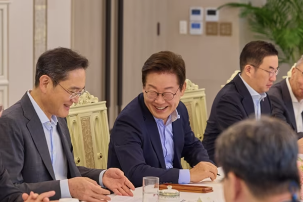 (왼쪽부터) 이재용 삼성전자 회장, 이재명 대통령, 구광모 LG그룹 회장이 8월19일&nbsp;
