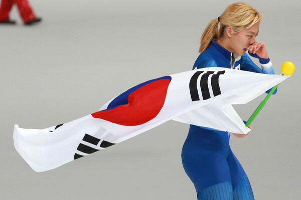 김보름이 2018 평창동계올림픽 스피드 스케이팅 여자 매스스타트 결승 경기에서 은메달을 차지하고 태극기 세리머니를 펼치고 있다.&nbsp;ⓒ뉴스1&nbsp;