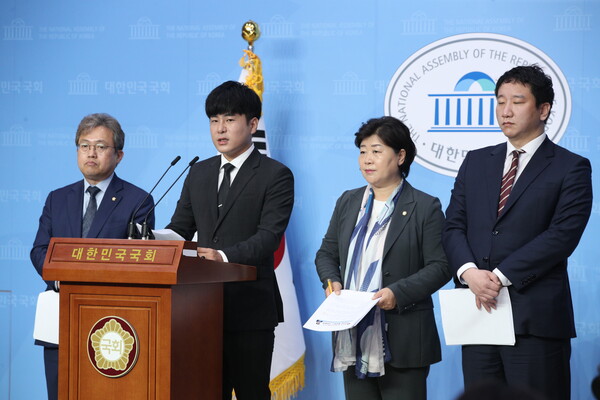 고(故)  구하라의 친오빠 구호인 씨가 2020년 5월 22일 오전 서울 여의도 국회 소통관에서 구하라법 통과 촉구 기자회견을 하고 있다.&nbsp;ⓒ뉴스1&nbsp;
