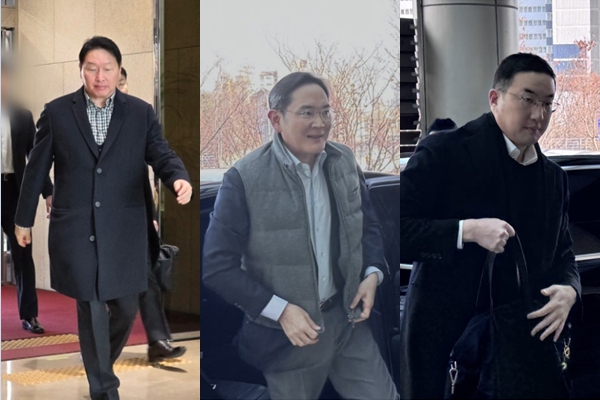재계 총수들이 이재명 대통령의 방중 일정에 맞춰 경제사절단에 동행하기 위해 4일 출국했다. 사진은 (왼쪽부터) 최태원 SK그룹 회장, 이재용 삼성전자 회장, 구광모 LG그룹 회장이 서울 강서구 서울김포비즈니스항공센터(SGBAC)를 통해 출국하는 모습. ⓒ연합뉴스
