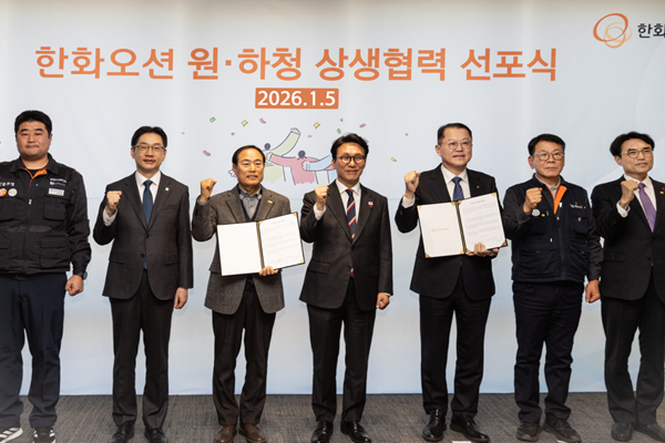 (왼쪽부터) 김유철 한화오션 지회장, 김경수 지방시대위원장, 김성구 한화오션 사내협력회사협의회 회장, 김민석 국무총리, 김희철 한화오션 대표이사 사장, 강인석 거제통영고성 조선하청지회장, 권창준 고용노동부 차관이 5일 서울 중구 한화오션 서울사무소에서 열린&nbsp; ‘원·하청 상생협력 선포식’에서 기념촬영을 하고 있다. ⓒ 한화오션.
