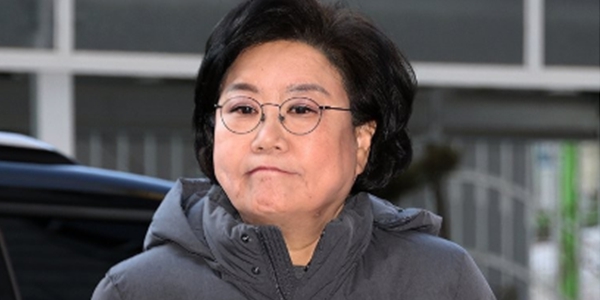 이혜훈&nbsp;기획예산처 장관 후보자가 6일 서울 중구 예금보험공사에 마련된 인사청문회 준비 사무실로 출근하며 취재진의 질문을 듣고 있다. ⓒ연합뉴스