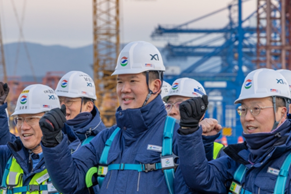 주요 건설사들이 신년사에서 '안전'과 'AI'를 강조했다. 사진은 허윤홍 GS건설 대표이사(가운데)가 부산신항에서 열린 시무식에 참석한 모습. ⓒGS건설