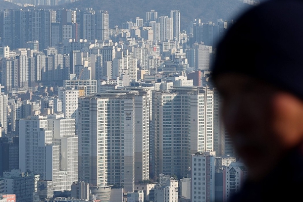 서울 아파트 매매 시가총액이 지난해 처음으로 1800조 원을 넘어섰다. 사진은 1일 서울 시내의 아파트. ⓒ연합뉴스