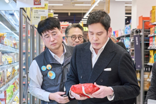 정용진 신세계그룹 회장이(왼쪽 3번째) 6일 스타필드마켓 점포를 둘러보며 새해부터 '현장경영'에 힘을 주고 있다. ⓒ신세계그룹