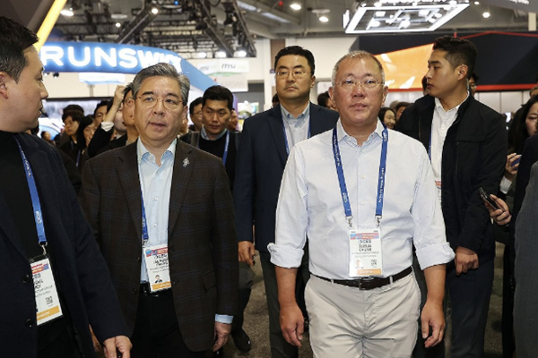 현대차그룹 정의선 ‘4대 그룹 총수 유일’ CES 방문, 젠슨 황 만나고 삼성·LG 찾아 ‘협력 모색’