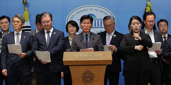 더불어민주당 초선의원들 모임인 더민초가 2025년 12월2일 국회 소통관에서 1인1표제와 관련해 기자회견을 진행하고 있다. 김병기 민주당 전 원내대표의 공천비위 의혹과 관련해 민주당 초·재선 의원들이 침묵하고 있다는 비판이 제기된다. ⓒ연합뉴스