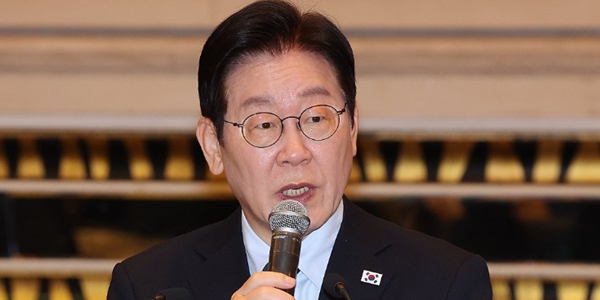 중국을 국빈방문 중인&nbsp;이재명&nbsp;대통령이 7일(현지시각) 중국 상하이의 한 호텔에서 열린 순방 기자단 오찬 간담회에서 취재진 질문에 답변하고 있다. ⓒ연합뉴스