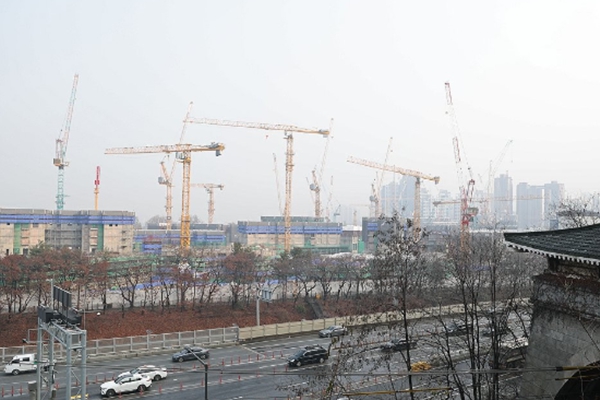 올해 브랜드 파워를 앞세운 최상위 건설사들의 수주 독식이 더욱 가속화될 것이란 관측이 나온다. 사진은 서울 서초구 반포주공 1단지 구역의 재건축 현장. ⓒ연합뉴스