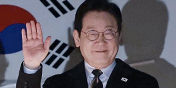 중국 방문 공식일정을 마친&nbsp;이재명&nbsp;대통령이 7일 상하이 푸둥 공항 한국행 공군 1호기에서 환송객에게 인사하고 있다. ⓒ연합뉴스