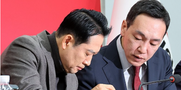 장동혁 국민의힘 대표(왼쪽)와 김민수 최고위원이 8일 국회에서 열린 최고위원회의에서 대화를 나누고 있다. ⓒ연합뉴스