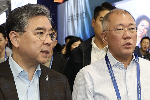 정의선 현대자동차그룹 회장(오른쪽)이 6일(현지시각) 미국 라스베이거스에서 열린 'CES