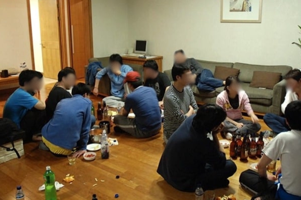 '수평적 조직문화'는 지금도 카카오의 DNA라고 할 수 있을까. 사진은 2009년 카카오톡 출시를 앞두고 전체 직원이 강원도 홍천에서 열린 워크숍에 참여한 모습. 카카오는 2020년 '지금의 카카오를 있게 한 것'이란 글에서 '수평적인 문화'를 언급하며 이 사진을 게재했다. ⓒ카카오