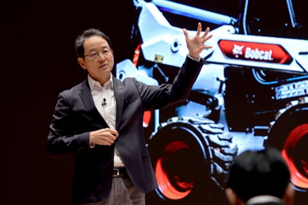 두산밥캣 인수합병 DNA로 수익성 악화 돌파구 찾을까, 스캇 박 바커노이슨 빅딜로 그룹 캐시카우 다시 한 번