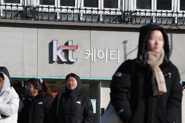 위약금 면제 이후 KT를 떠나는 가입자가 13일까지 23만 명에 이를 것이라는 전망이 나온다. ⓒ연합뉴스