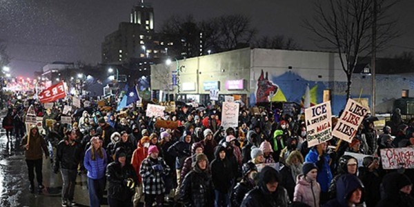 미국 시민들이 8일(현지시각) 미네소타주 미니애폴리스에서 열린 '아이스(ICE) 테러 중단' 긴급 시위에서 행진하고 있다. ⓒ