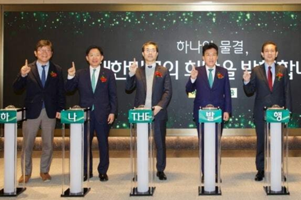 8일&nbsp;THE&nbsp;센터필드 W에서 열린 하나&nbsp;THE&nbsp;발행어음&nbsp;상품 출시 기념행사에서 기념촬영을 하고 있는&nbsp;(왼쪽부터)&nbsp;이병선 제주창조경제혁신센터 대표와&nbsp;강성묵 하나증권 대표이사, 류해일 고객 대표, 함영주 하나금융그룹 회장, 황성엽 금융투자협회장 ⓒ하나증권