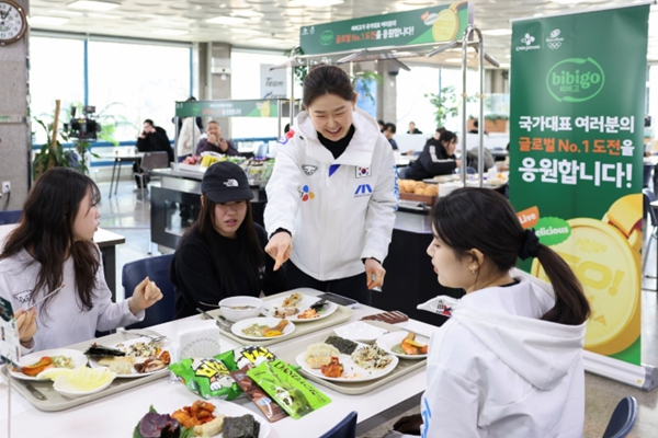 '팀 코리아' 선수들과 스태프들이 8일 열린 '비비고 데이'에서 비비고 제품으로 구성된 특식을 먹고 있다. ⓒCJ제일제당