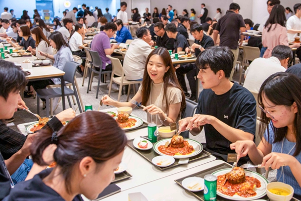 이용자들이 아워홈이 운영하는 구내식당에서 인기 외식 브랜드와 협업해 선보인 메뉴를 먹고 있다. ⓒ아워홈