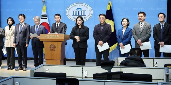더불어민주당·조국혁신당·사회민주당·진보당·기본소득당 및 무소속 의원들로 구성된 '바람직한&nbsp;검찰개혁을 준비하는 의원 모임'이 8일 국회 소통관에서 기자회견을 하고 있다. ⓒ연합뉴스