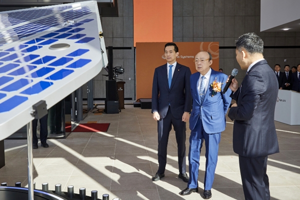 김승연 한화그룹 회장(가운데)이 8일 제주 서귀포시 한화시스템 제주우주센터에서 김동관 한화그룹 부회장(가운데)과 함께 '초저궤도 고해상도 합성개구레이다(VLEO UHR SAR) 위성'의 실물모형을 살펴보고 있다. ⓒ 한화.