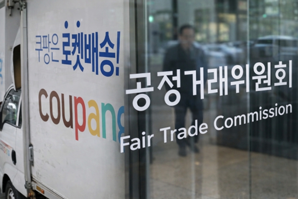공정거래위원회가 올해 상반기 안으로 전원회의를 열고 쿠팡의 시장지배적지위 여부와 '끼워팔기' 혐의 등을 심의하겠다는 계획을 세웠다. ⓒ그래픽 허프포스트코리아