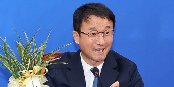 한병도 더불어민주당 신임 원내대표가 12일 국회에서 우상호 정무수석과 만난 뒤 웃음을 짓고 있다. ⓒ연합뉴스