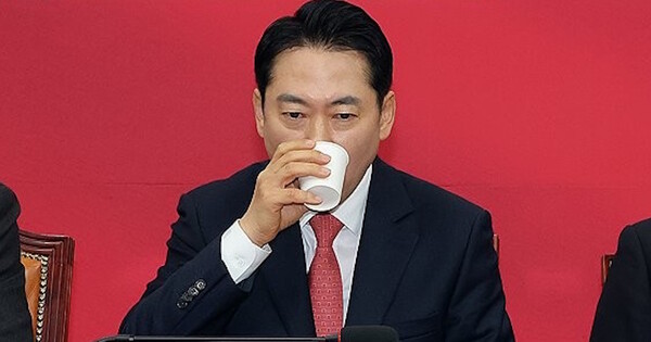 장동혁 국민의힘 대표가 12일 오전 국회에서 열린 최고위원회의에서 물을 마시며 목을 축이고 있다. ⓒ 허프포스트코리아