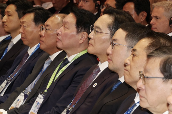 (왼쪽에서 세 번째부터) 정의선 현대자동차그룹 회장, 최태원 SK그룹 회장, 이재용 삼성전자 회장, 구광모 LG그룹 회장이 10월29일 경북 경주시&nbsp;