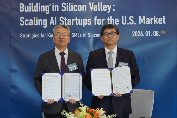  도건우 신한은행 미주지역본부장(오른쪽)과 김종호 기술보증기금 이사장이 8일(현지시각) 미국 실리콘밸리에 위치한 기술보증기금 실리콘밸리지점에서 북미 진출 국내기업 금융지원 확대를 위한 업무협약을 맺고 기념 촬영을 하고 있다. ⓒ신한은행