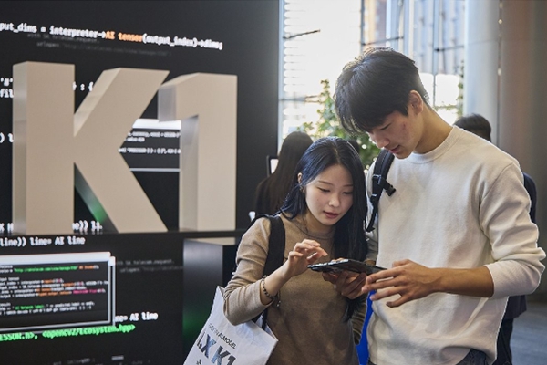 국가대표 AI 선발전 1차 결과 발표를 3일 남겨두고 SK텔레콤이 자체 개발 모델의 '독자성 논란' 해소에 나섰다. 사진은 지난해 12월30일 '독자 AI 파운데이션 모델 프로젝트 1차 발표회'에서 방문자가 SK텔레콤 A.X K1 모델을 사용하는 모습. ⓒSK텔레콤