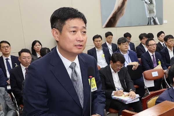 LG유플러스가 해킹 사태에 대한 공식적 사과나 재발 방지 대책을 내놓지 않고 있다. 사진은 지난해 10월21일&nbsp;국회 과학기술정보방송통신위원회에서 열린 정보통신기술(ICT) 분야 산하기관 국정감사에서&nbsp;홍범식&nbsp;LG유플러스 대표이사 사장이 해킹 사태와 관련한 위원 질의에 답하는 모습. ⓒ연합뉴스