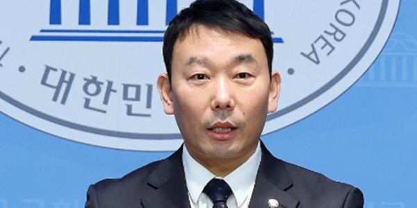 국회 법제사법위원회 더불어민주당 간사인 김용민 의원이 8일&nbsp;국회 소통관에서 바람직한 검찰개혁 추진을 위한 기자회견을 하고 있다. ⓒ연합뉴스
