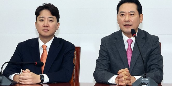 장동혁 국민의힘 대표(오른쪽)가 13일 오전 국회 국민의힘 당대표 회의실에서 개혁신당 이준석 대표를 만나 발언하고 있다. ⓒ연합뉴스